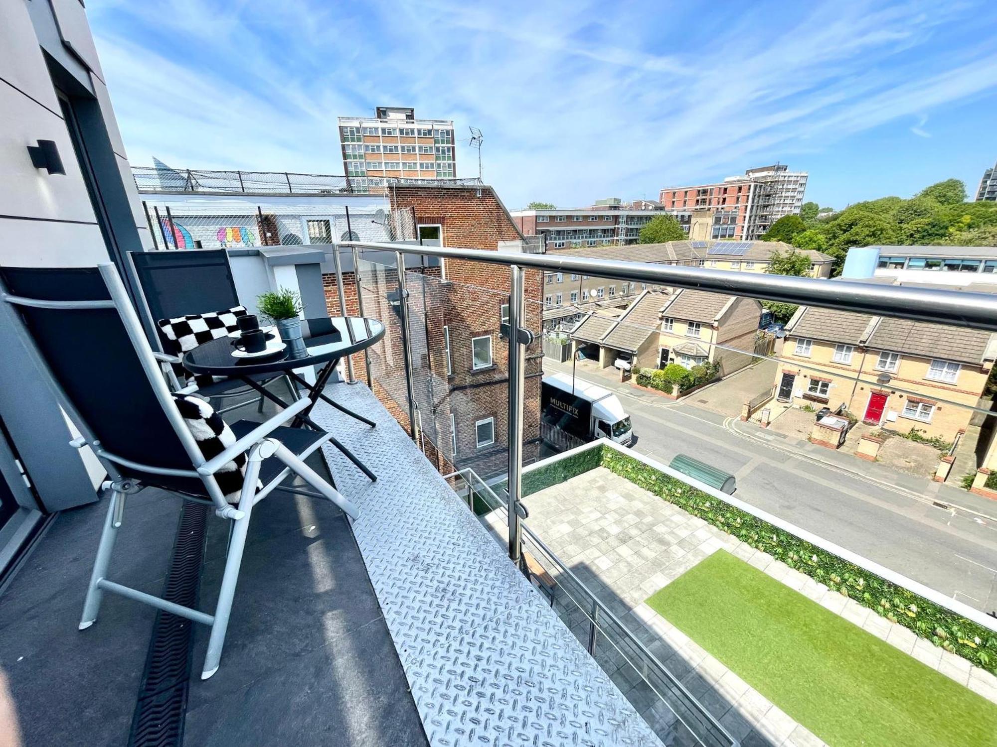 Contemporary With Private Terraces In Shoreditch, Hoxton, Islington London