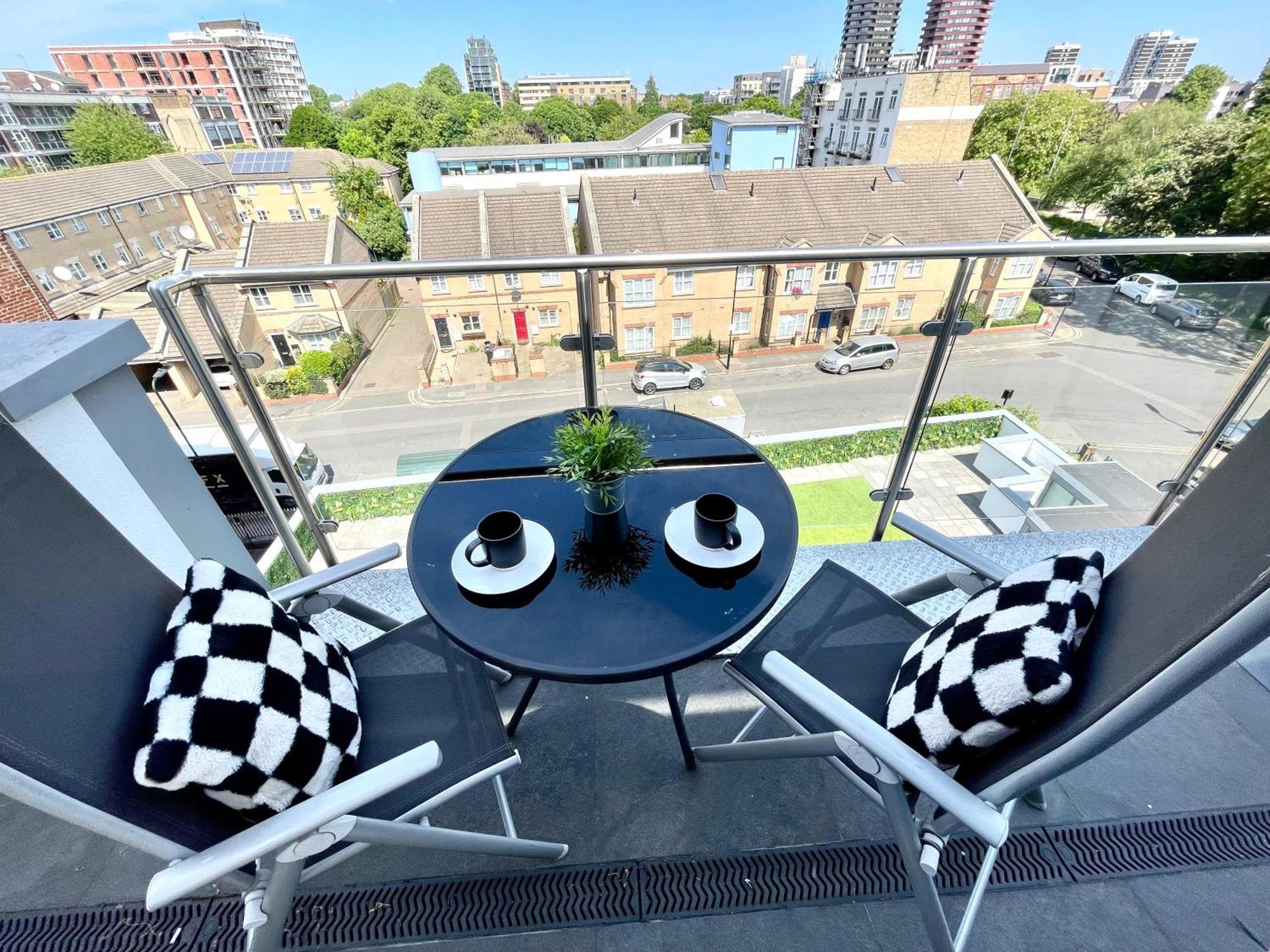 Contemporary With Private Terraces In Shoreditch, Hoxton, Islington *