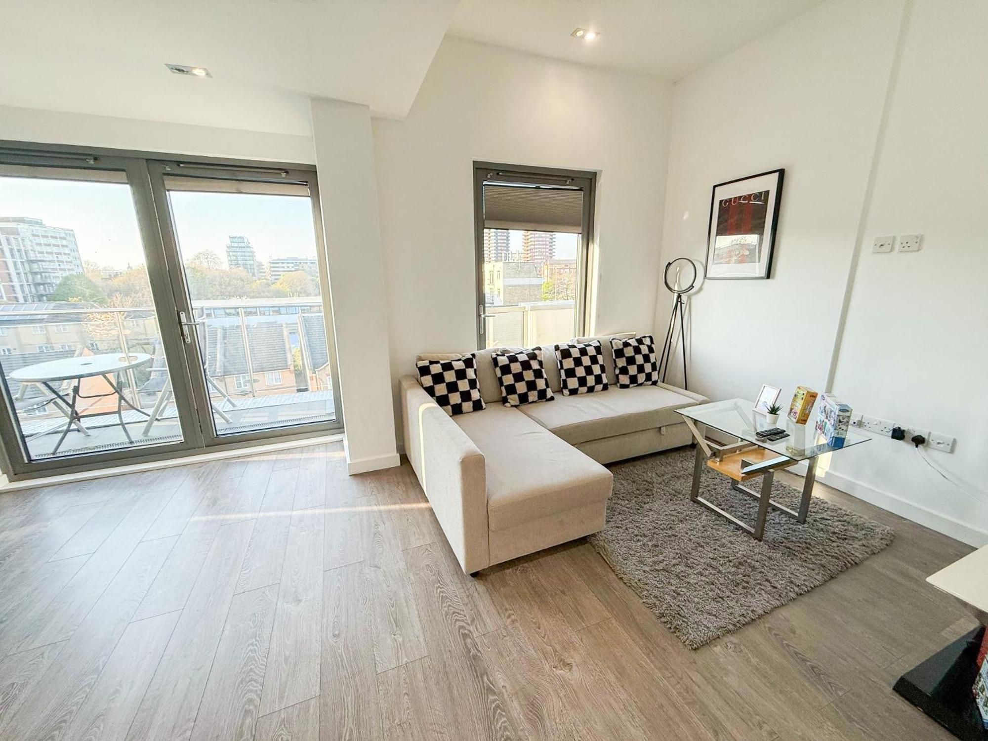 Contemporary With Private Terraces In Shoreditch, Hoxton, Islington *