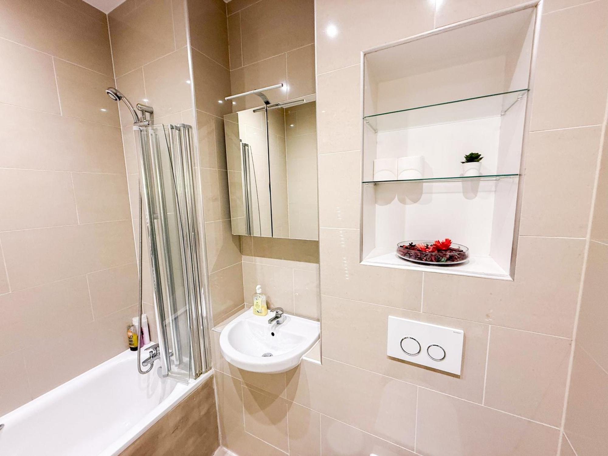 Contemporary With Private Terraces In Shoreditch, Hoxton, Islington * London