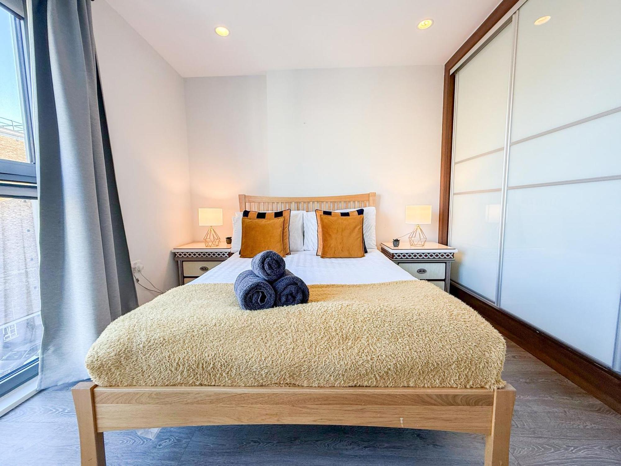 Contemporary With Private Terraces In Shoreditch, Hoxton, Islington