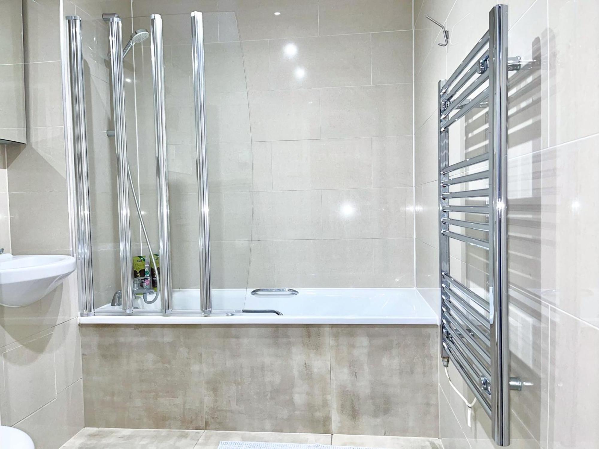 Contemporary With Private Terraces In Shoreditch, Hoxton, Islington Apartment