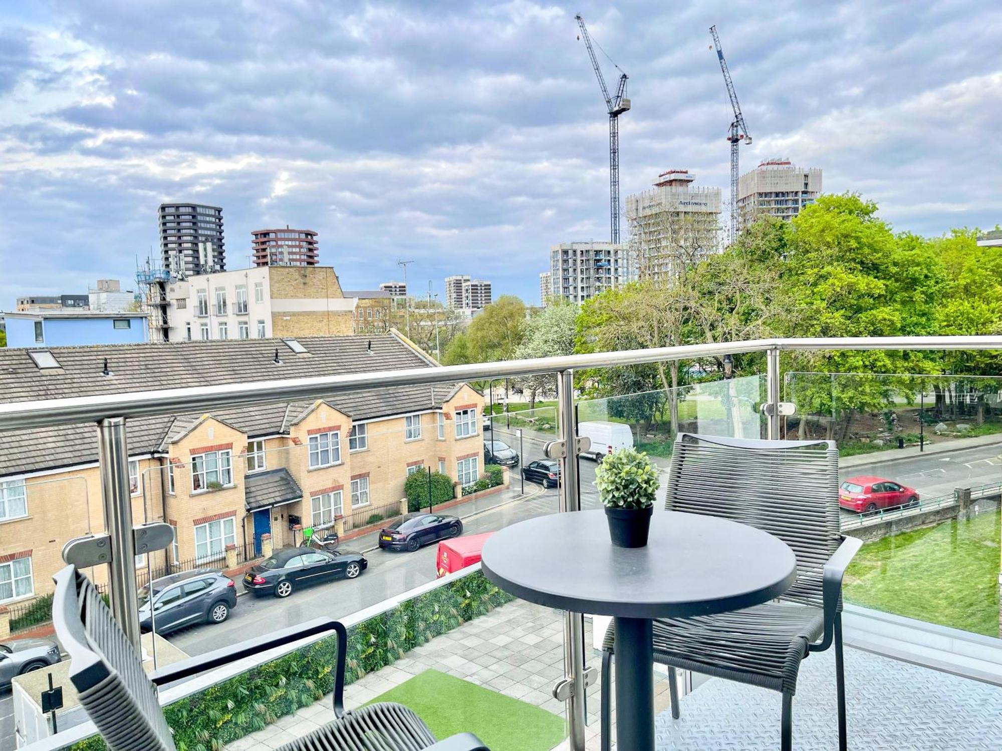 Contemporary With Private Terraces In Shoreditch, Hoxton, Islington Apartment London