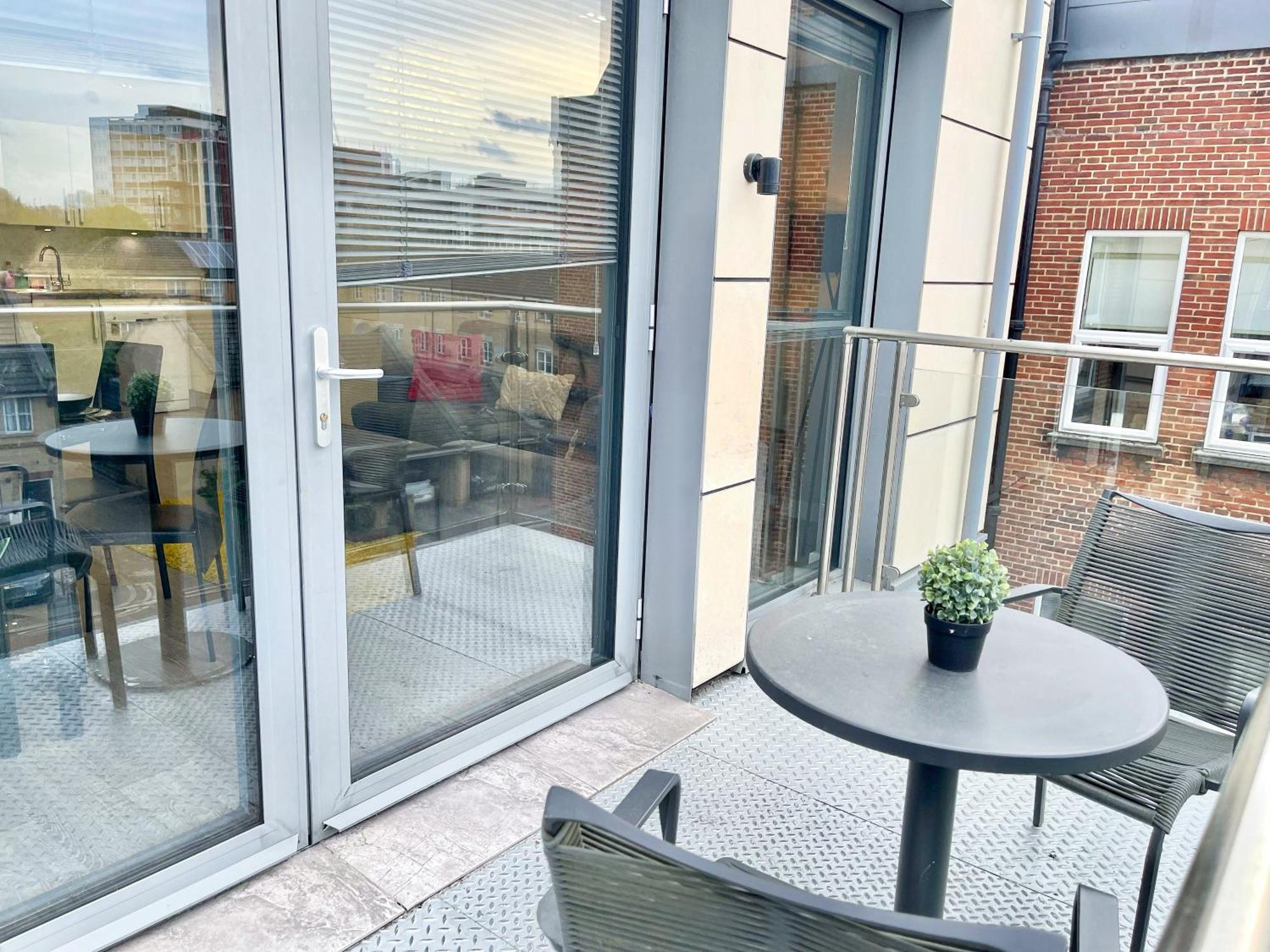 Contemporary With Private Terraces In Shoreditch, Hoxton, Islington Apartment